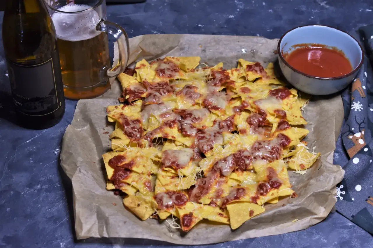 Zapiekanka z nachosami z sosami i dodatkami