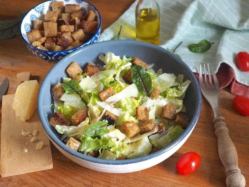 Zdjęcie Jaki ser do sałatki cezar? Odkryj najlepsze opcje i triki smakowe