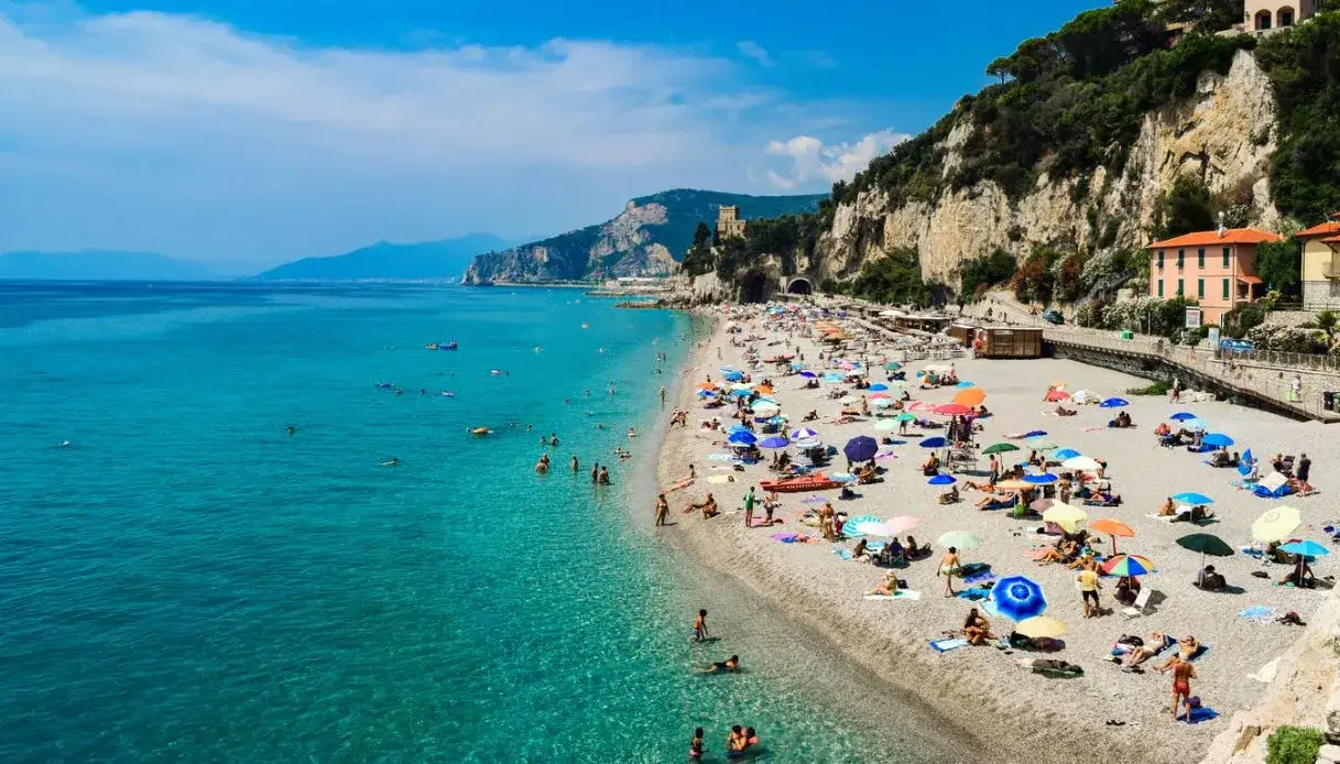 Spiaggia di Finale Ligure con falesie e mare