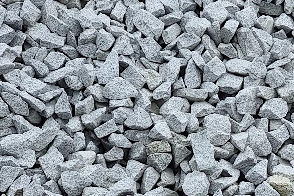 Szary tłuczeń, idealny do budowy dróg i podjazdów. Zastanawiasz się, ile kosztuje tłuczeń? Sprawdź ceny!