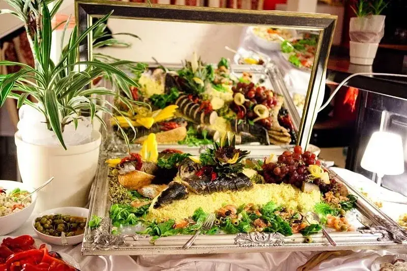 Bufet szwedzki vs dania serwowane wizualizacja