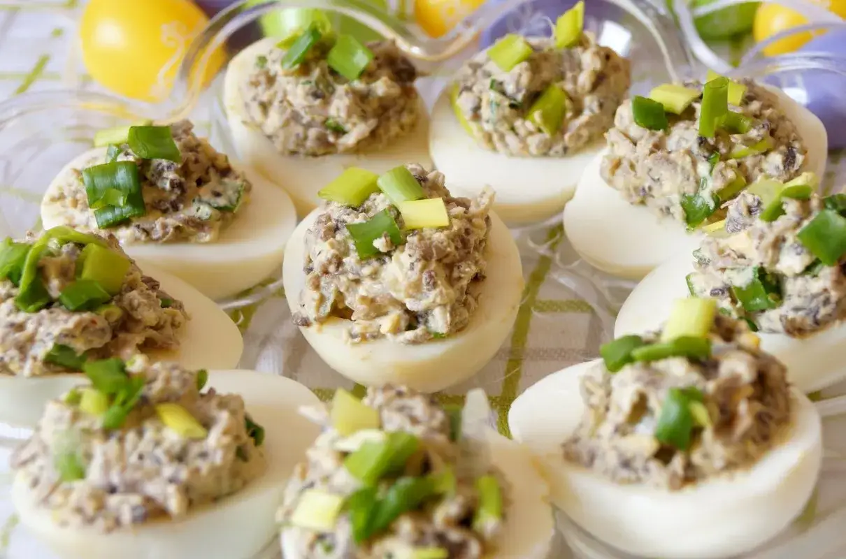 Pyszne jajka faszerowane pieczarkami i szczypiorkiem, idealne na wielkanocny st&oacute;ł.