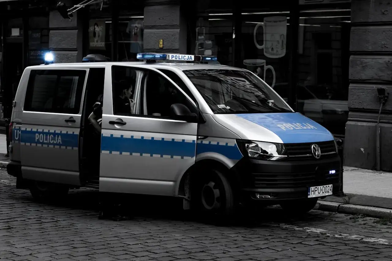 r&oacute;żne scenariusze snu ucieczka policja