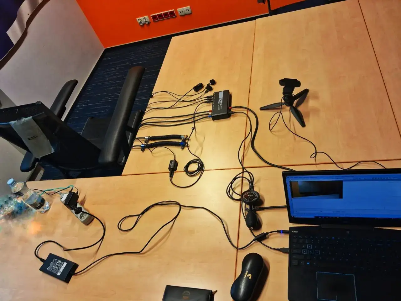 Sprzęt do badania reakcji fizjologicznych, jak wykrywacz kłamstw, w Warszawie. Widać laptop, kamerę, przewody i manometr.