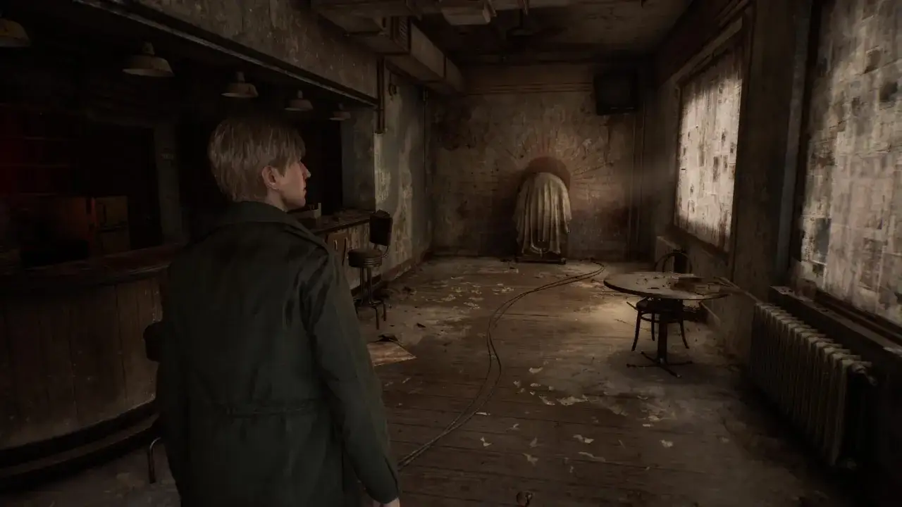 James Sunderland w opuszczonym pokoju, przygotowując się na spotkanie z potworami w **Silent Hill remake**.