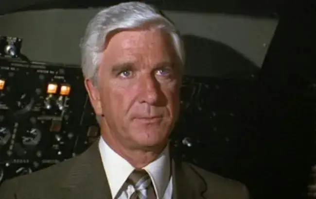 Leslie Nielsen w filmie Czy leci z nami pilot doktor Rumack