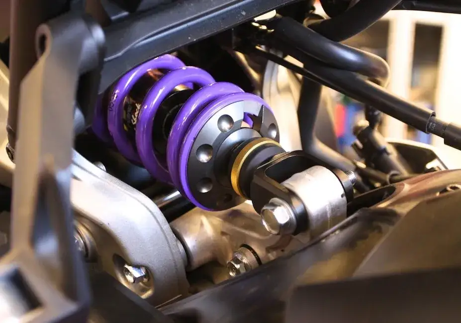 Zdjęcie Jak rozebrać amortyzator motocyklowy - uniknij kosztownych błędów