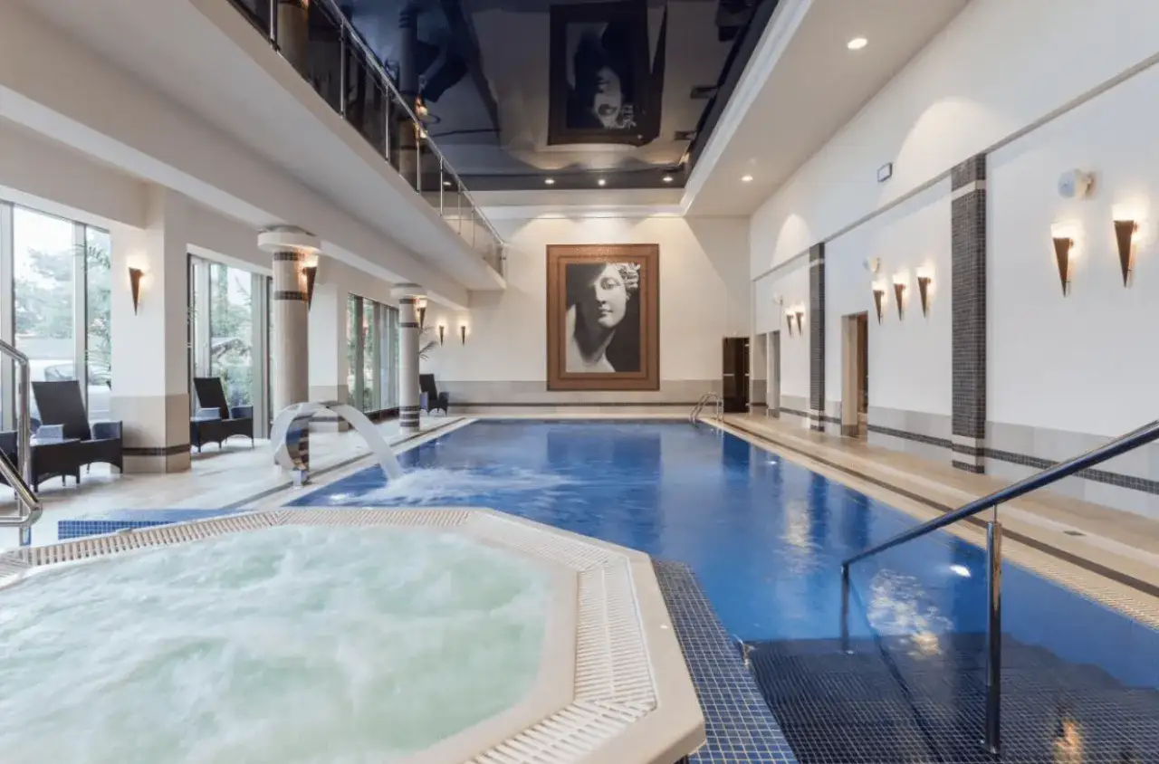 Luksusowy basen i jacuzzi w hotelu nad morzem bałtyckim. W tle obraz przedstawiający kobietę.