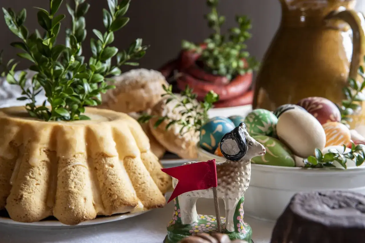 Wielkanocny st&oacute;ł z babką, pisankami i barankiem. Poznaj znaczenie symbole wielkanocne.