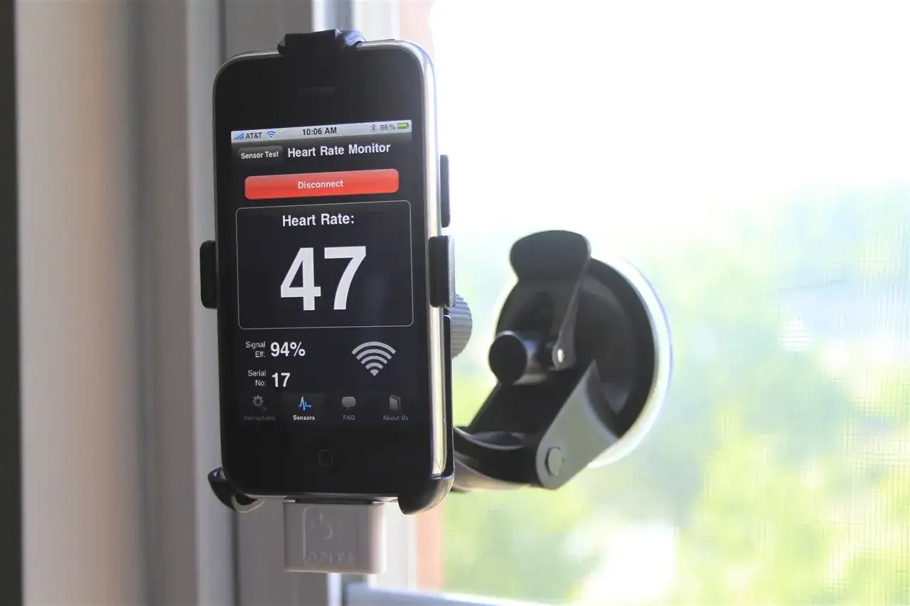 iPhone z aplikacją monitorującą tętno, podłączony do sensora ANT+. Tętno 47, sygnał 94%.