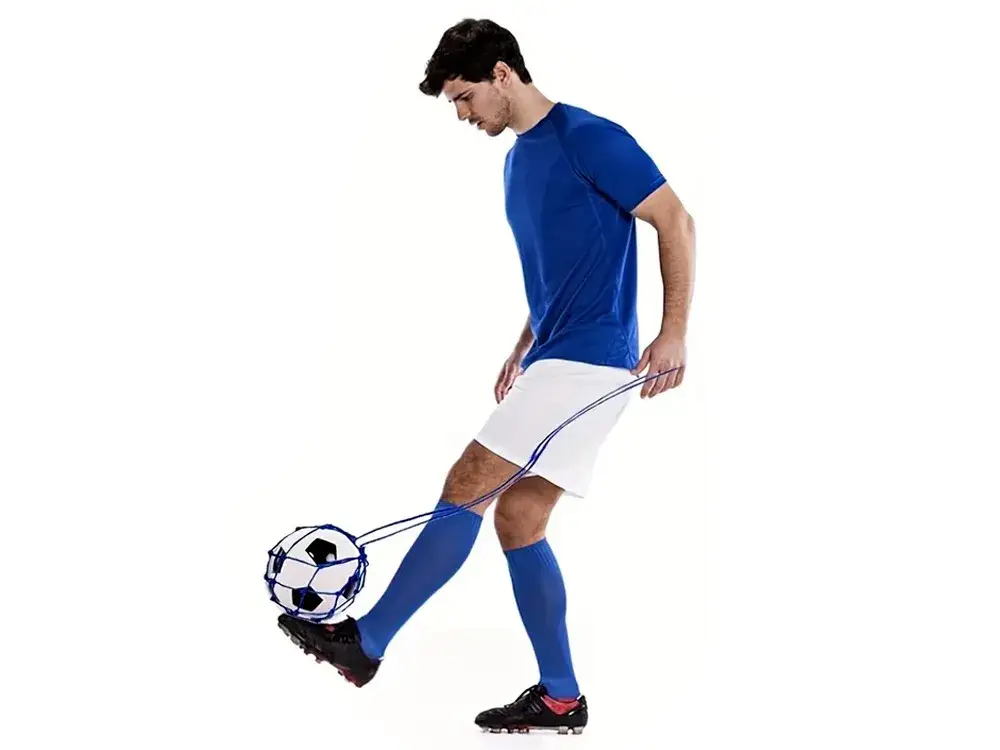 Piłkarz kontrolujący piłkę na treningu