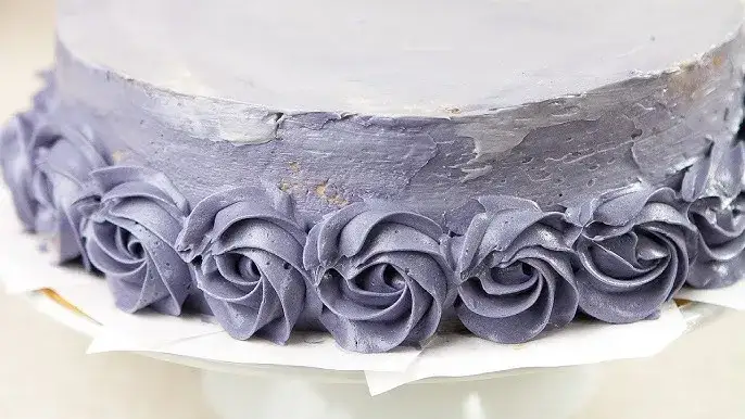 r&oacute;żne ozdoby na tort z kremu