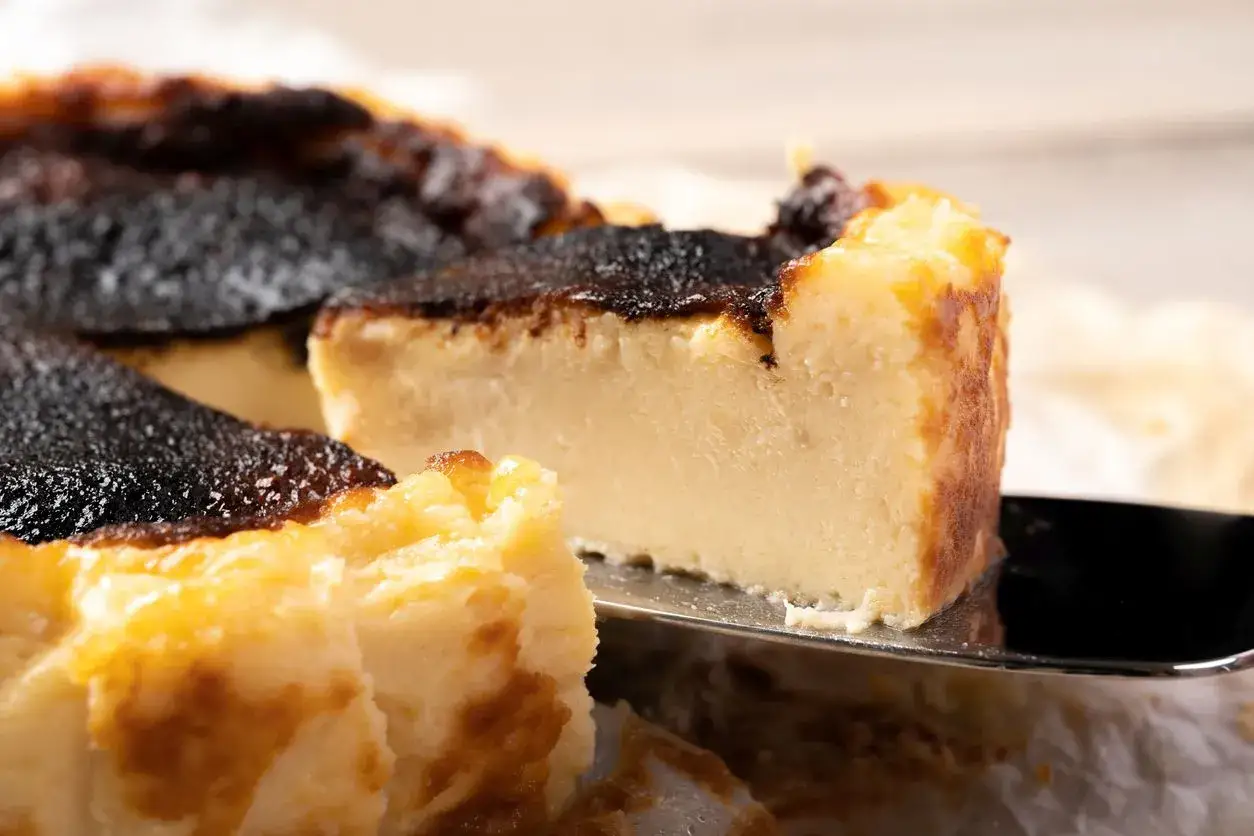 Pyszny, lekko przypieczony sernik, który idealnie wyszedł w prodiżu. Kremowe wnętrze i chrupiąca skórka zachęcają do spróbowania.