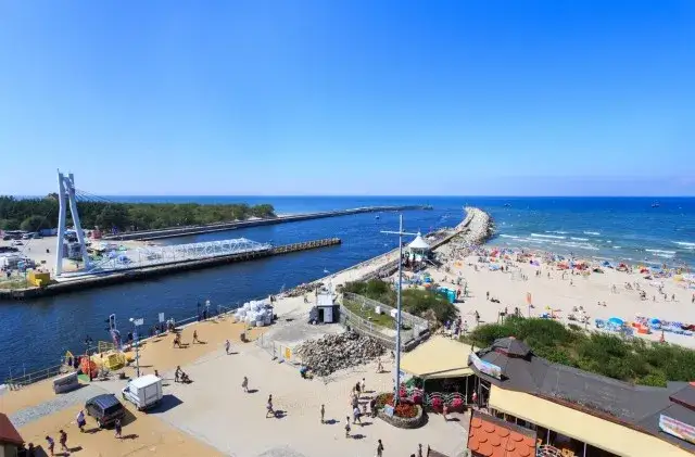 Ustka promenada nadmorska latarnia morska plaża