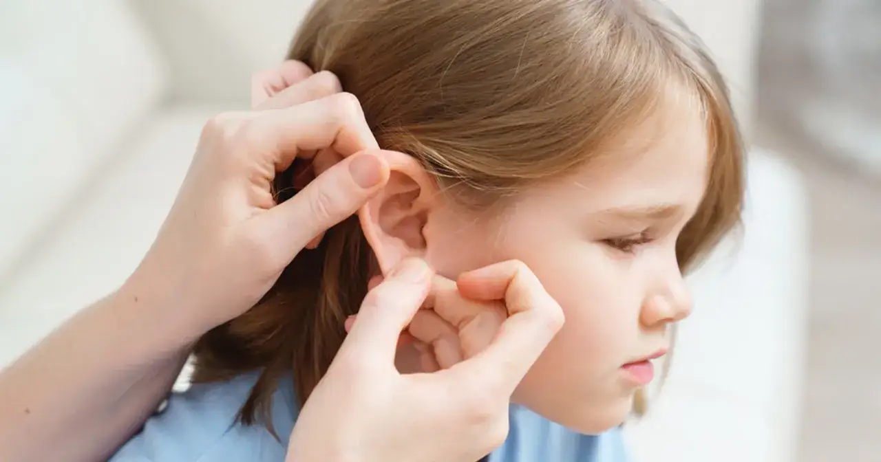 Dziecko z bólem ucha smutne