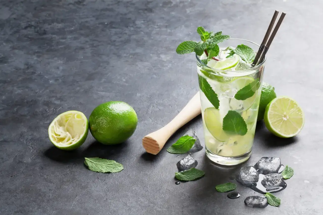 Orzeźwiający mohito drink co zamiast rumu? Limonka, mięta, lód i syrop cukrowy tworzą idealny letni napój.