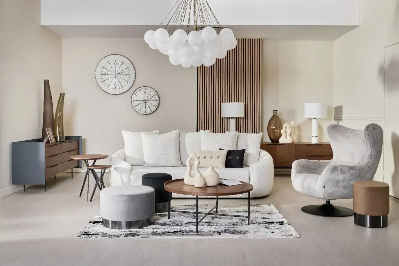 Przytulny, **modern classic salon** z białą sofą, szarą fotelem i dekoracjami ściennymi.