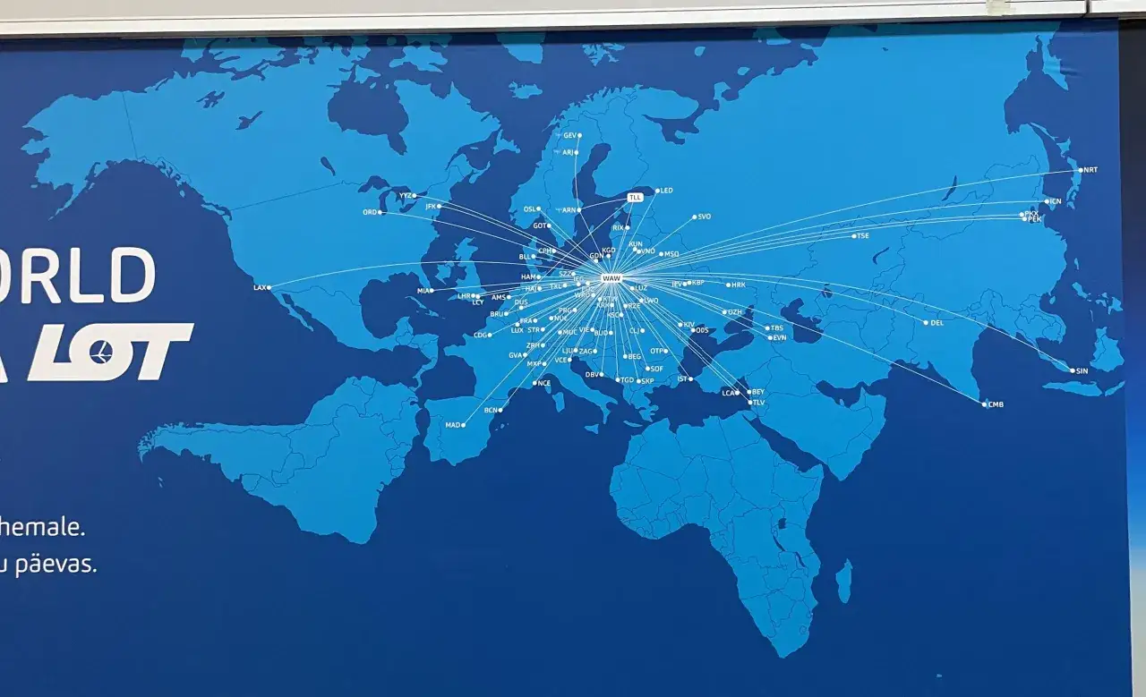 Mapa świata z zaznaczonymi trasami LOT-u. Zastanawiasz się, ile kosztuje bilet do USA w dwie strony? Sprawdź siatkę połączeń!