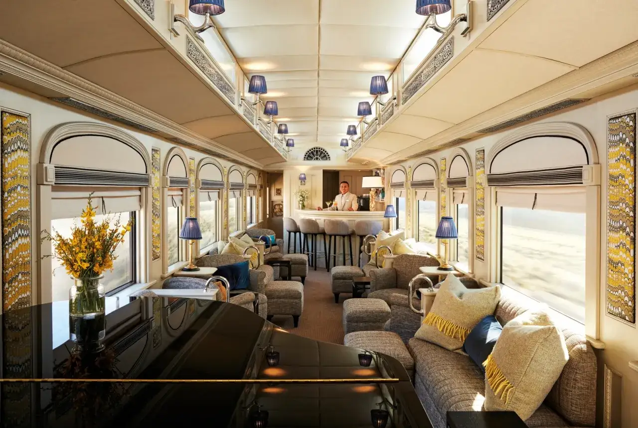 Luksusowy salon w pociągu, gdzie można poczuć klimat podróży Orient Express. Trasa tego pociągu oferuje niezapomniane widoki.
