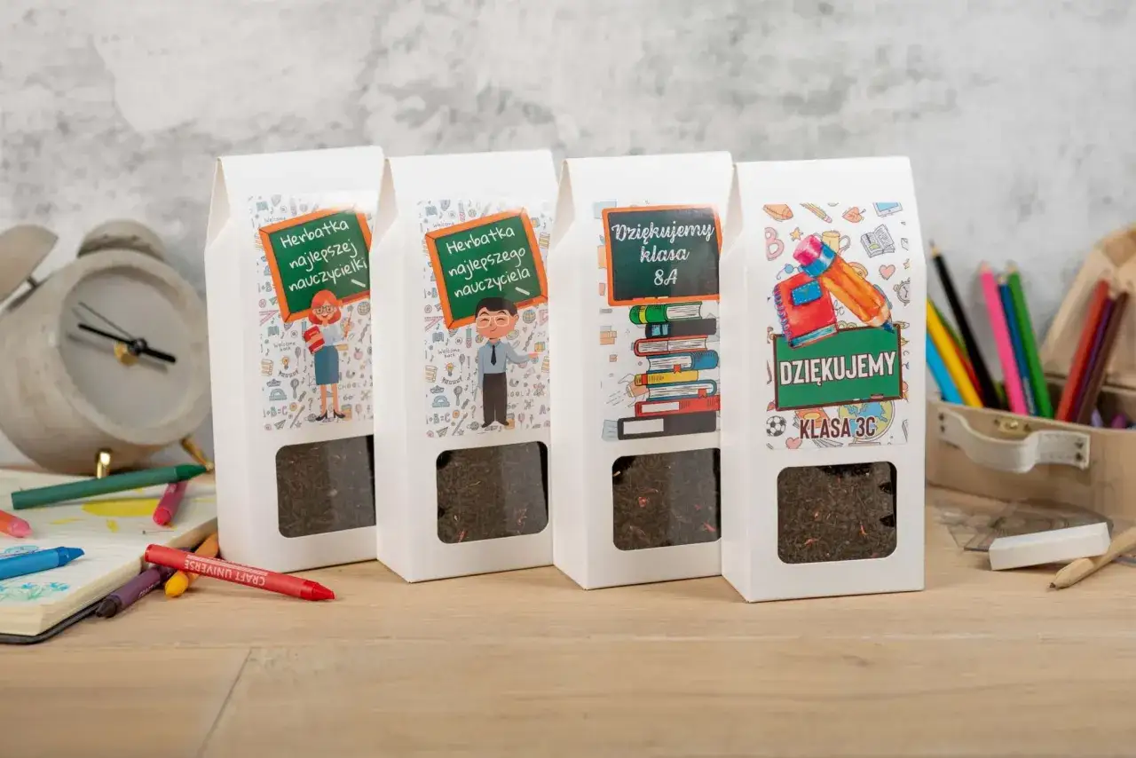 Zestaw herbat na podziękowanie dla trójki klasowej. Urocze opakowania z motywami szkolnymi i dedykacjami dla nauczycieli.
