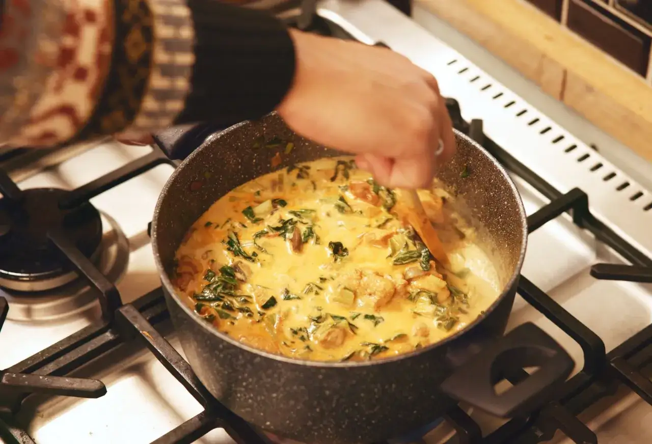 prażenie przypraw na patelni