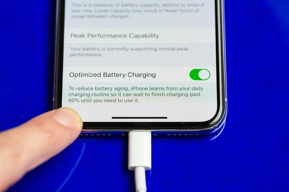 Chcesz wiedzieć, jak szybko naładować telefon? Zobacz ustawienia optymalnego ładowania baterii na iPhonie.