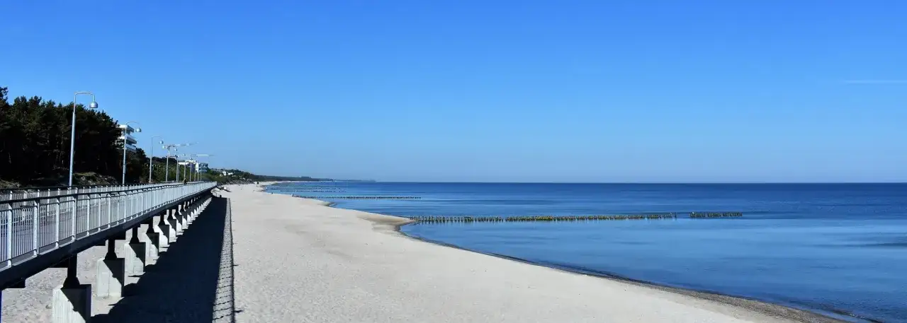 Mielno promenada przyjaźni plaża widok