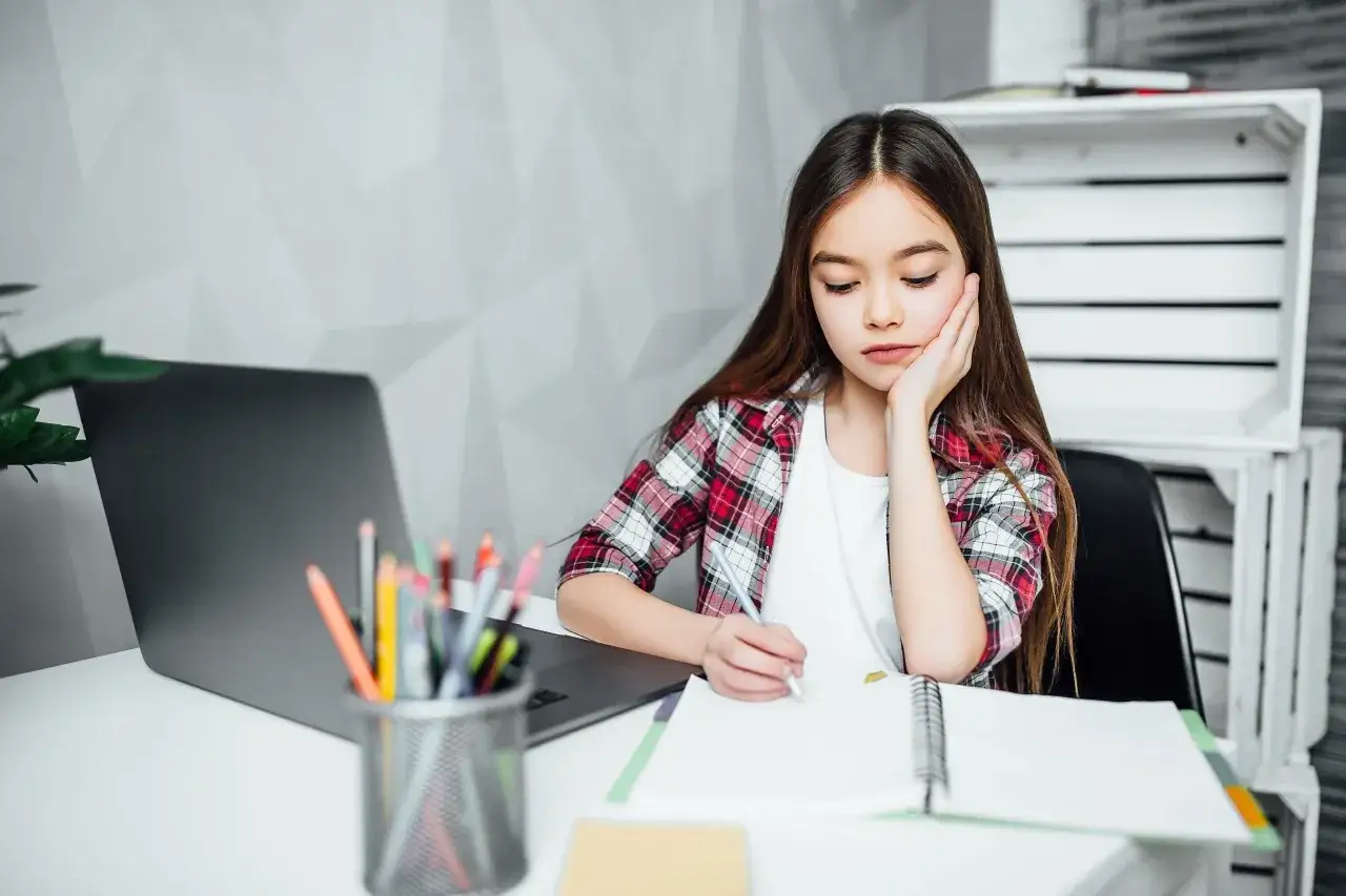 Uczeń przed komputerem na zdalnym nauczaniu