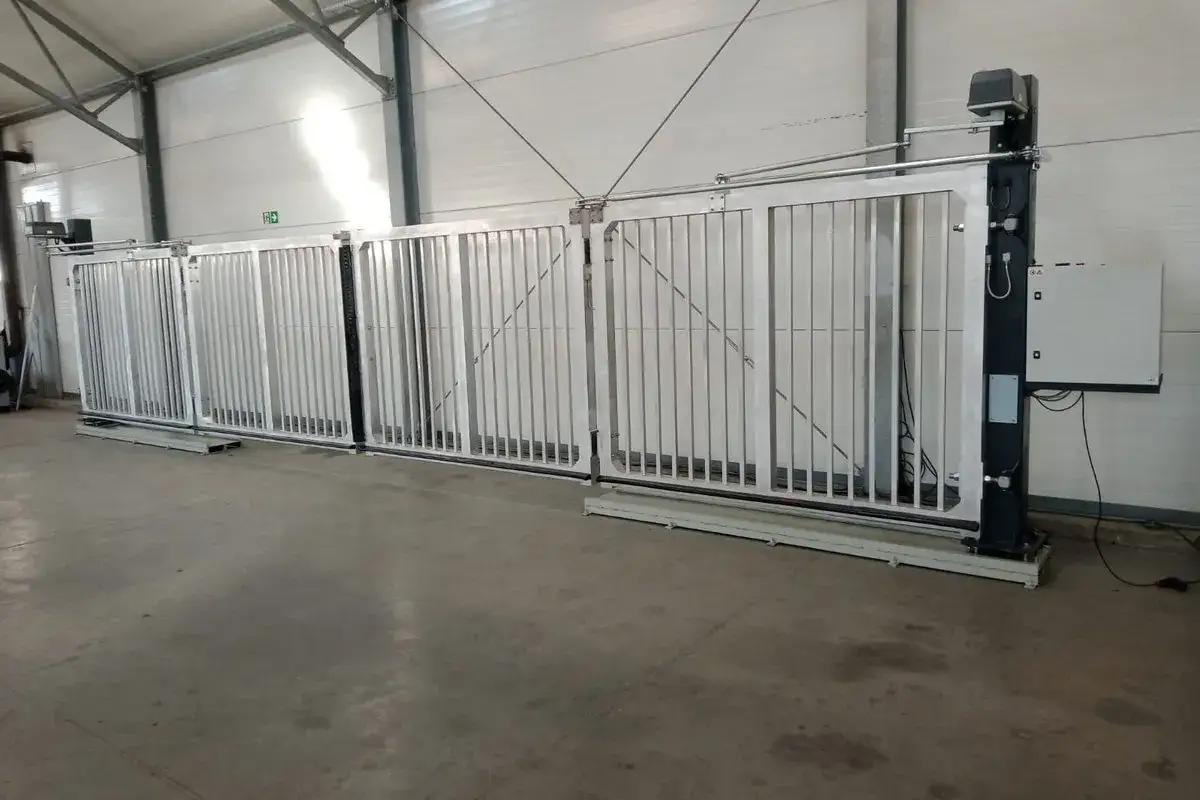 Jak zrobić bramę łamaną? Oto przykład nowoczesnej, przesuwnej bramy z napędem, idealnej do magazynu.