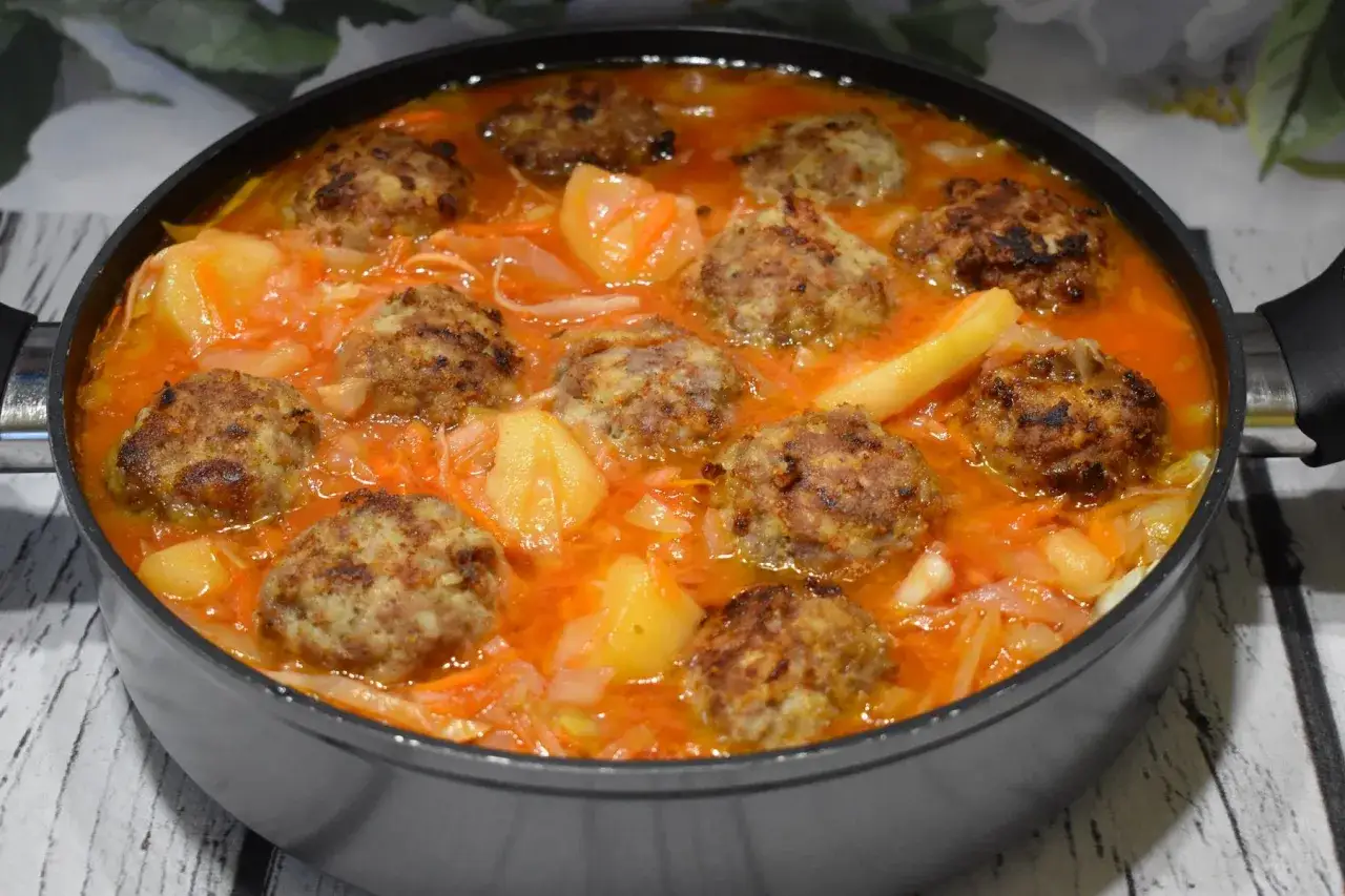 Klasyczne dania z mięsa mielonego, spaghetti bolognese, kotlety mielone, gołąbki