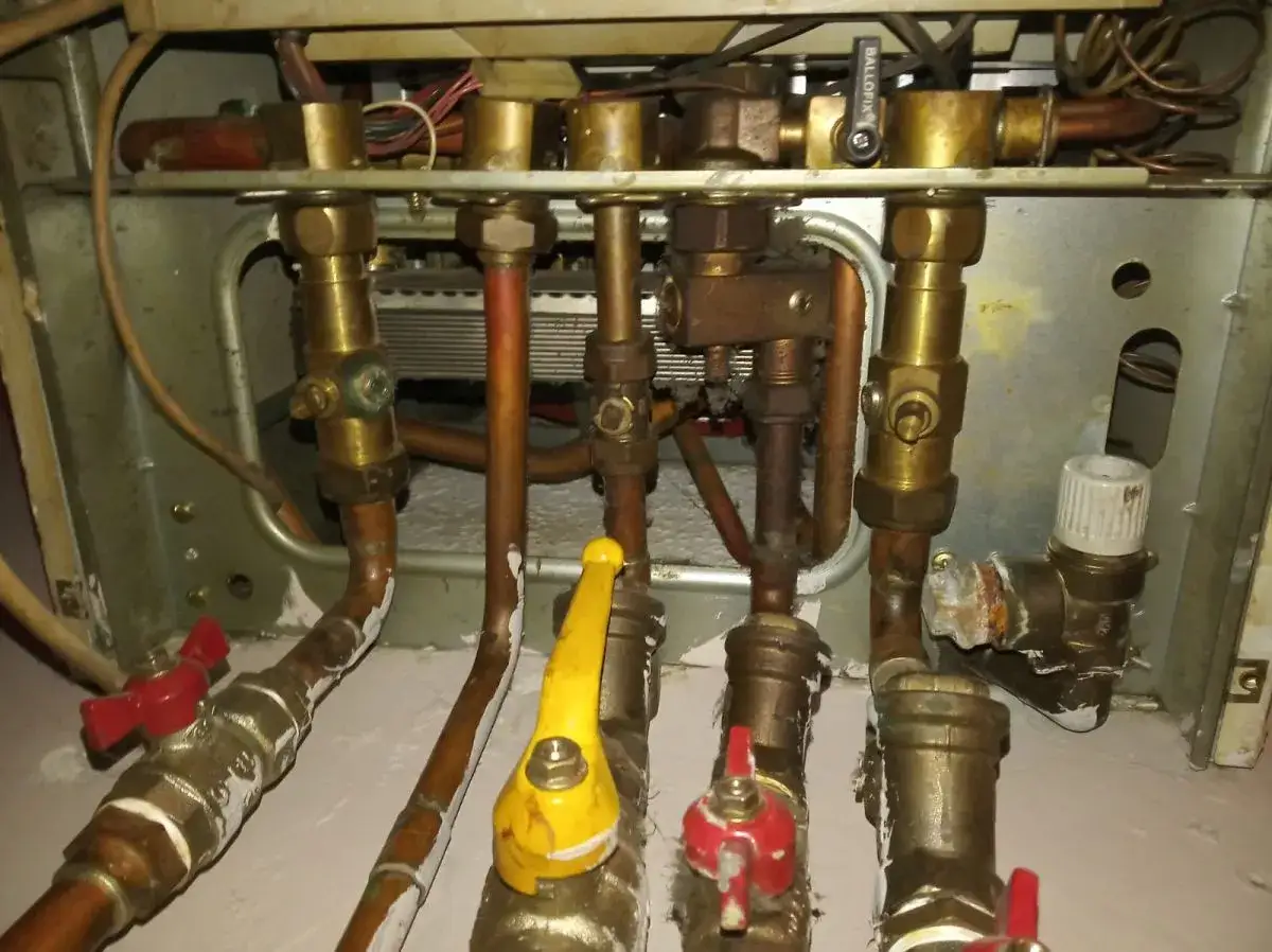 Zawory i rury w kotle gazowym Vaillant. Aby zwiększyć ciśnienie w piecu gazowym Vaillant, należy sprawdzić zawory i instalację.