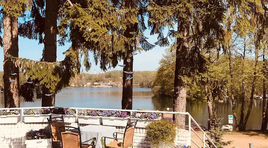 Restauracja Łagów widok na jezioro