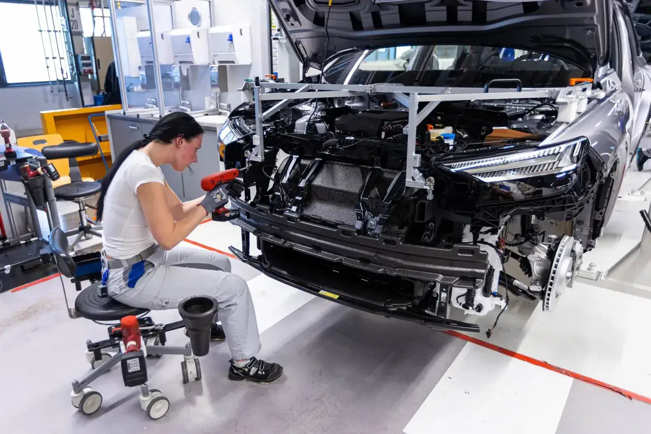 Nowoczesny warsztat samochodowy w Niemczech z podnośnikami i sprzętem diagnostycznym