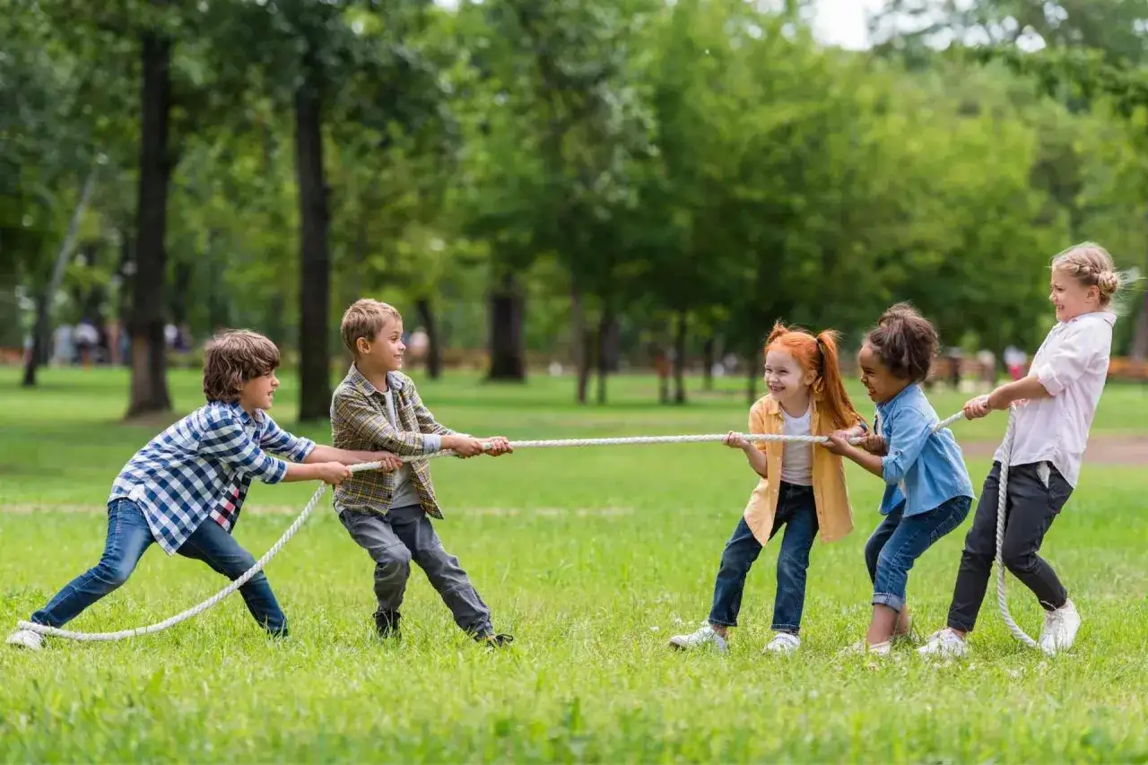 dzieci bawiące się w grupie na placu zabaw