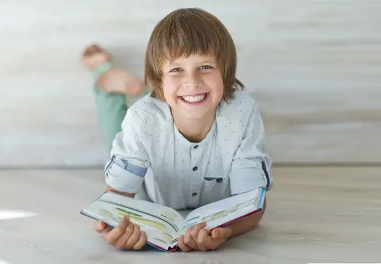 osoba z dysleksją czytająca książkę, trudności w czytaniu, wsparcie dla dyslektyk&oacute;w