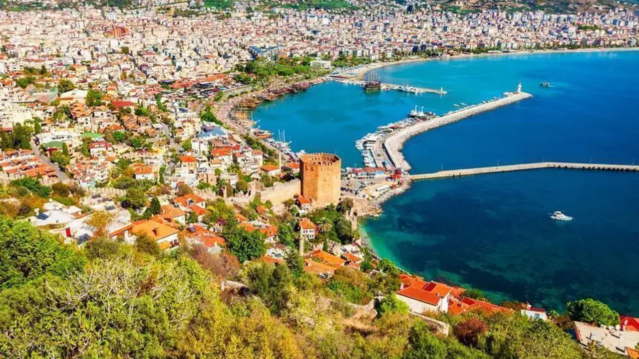 Widok na port i zamek w Alanyi. Czy riwiera turecka jest bezpieczna? Tak, to malownicze miejsce pełne słońca i spokoju.