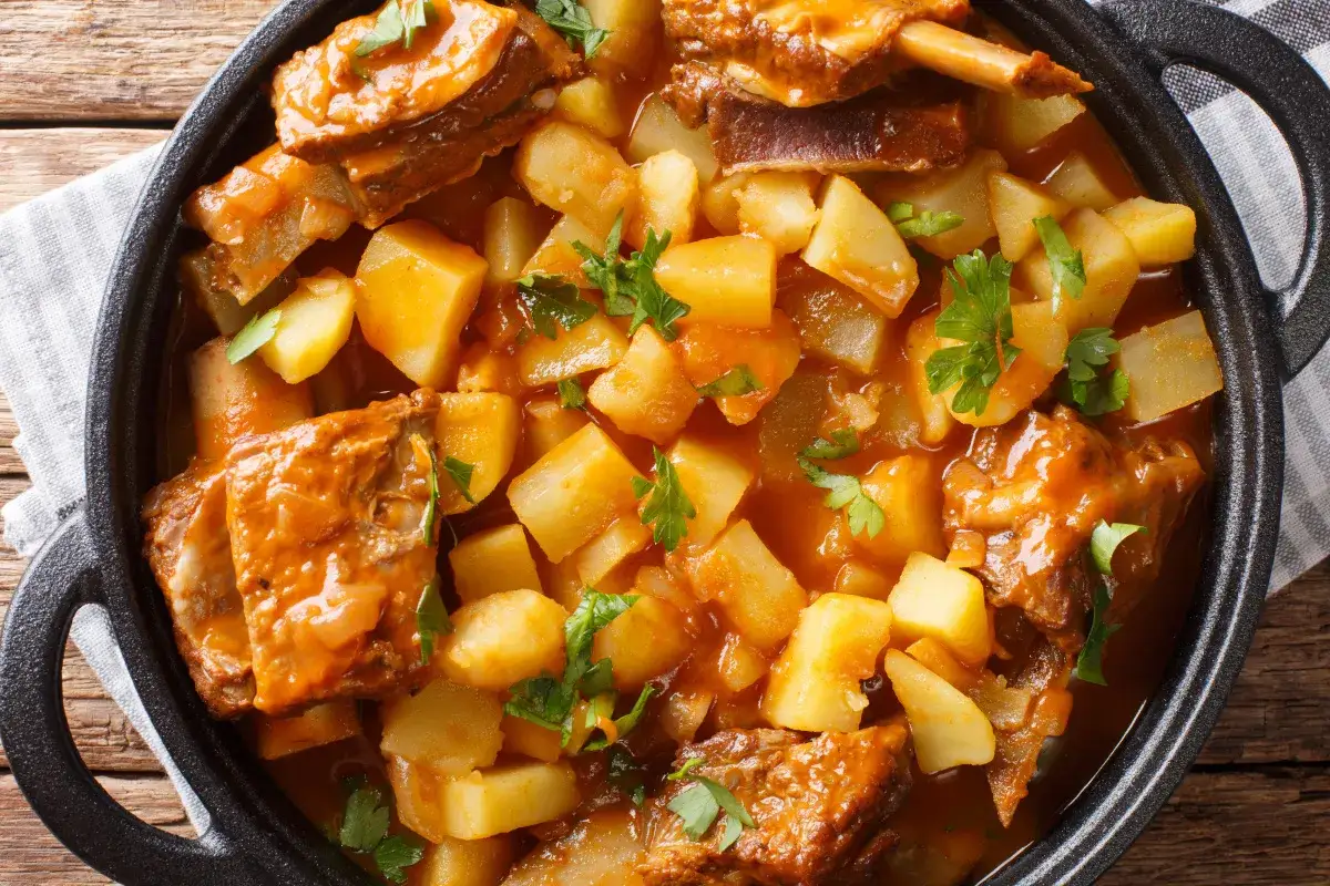 Pyszne żeberka w sosie z ziemniakami i natką pietruszki. Idealne danie, gdy zastanawiasz się, co ugotować na żeberkach.