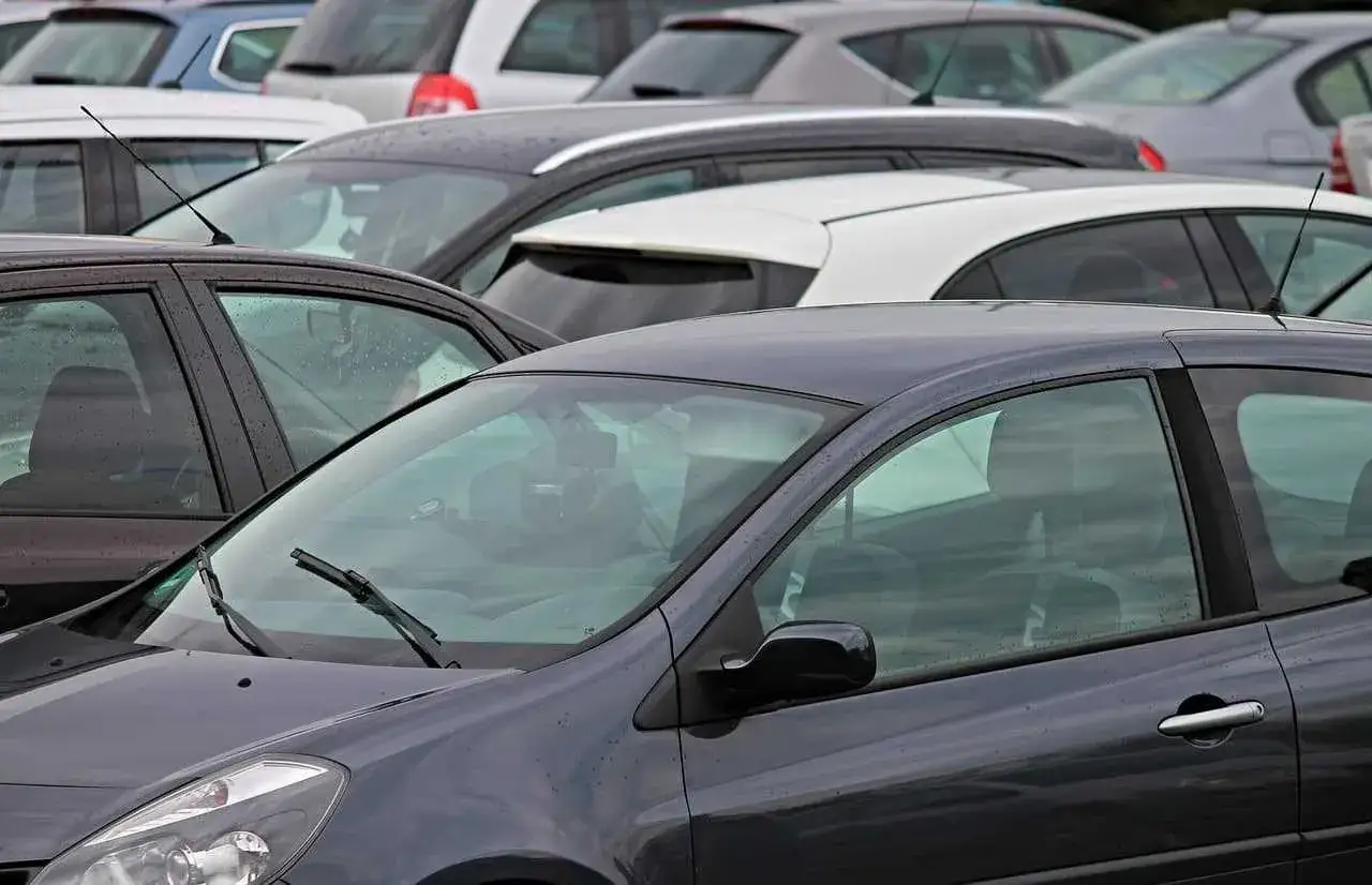 Zaparkowane samochody. Wartość samochodu przyjęta dla celów ubezpieczenia netto czy brutto?