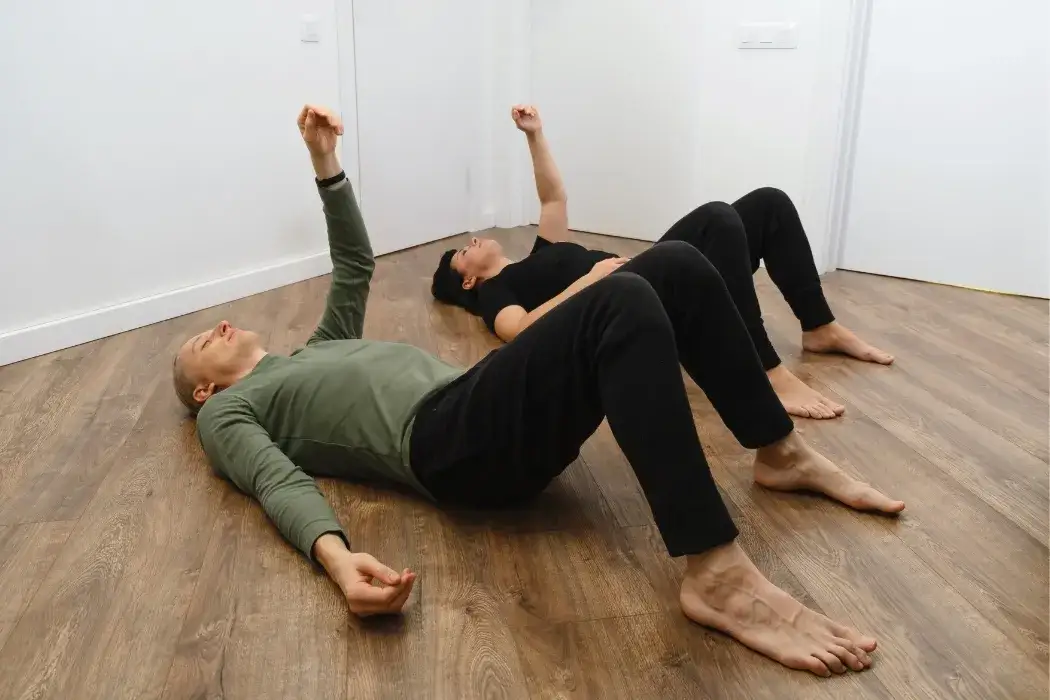 Osoba wykonująca powolne, świadome ruchy somatyczne