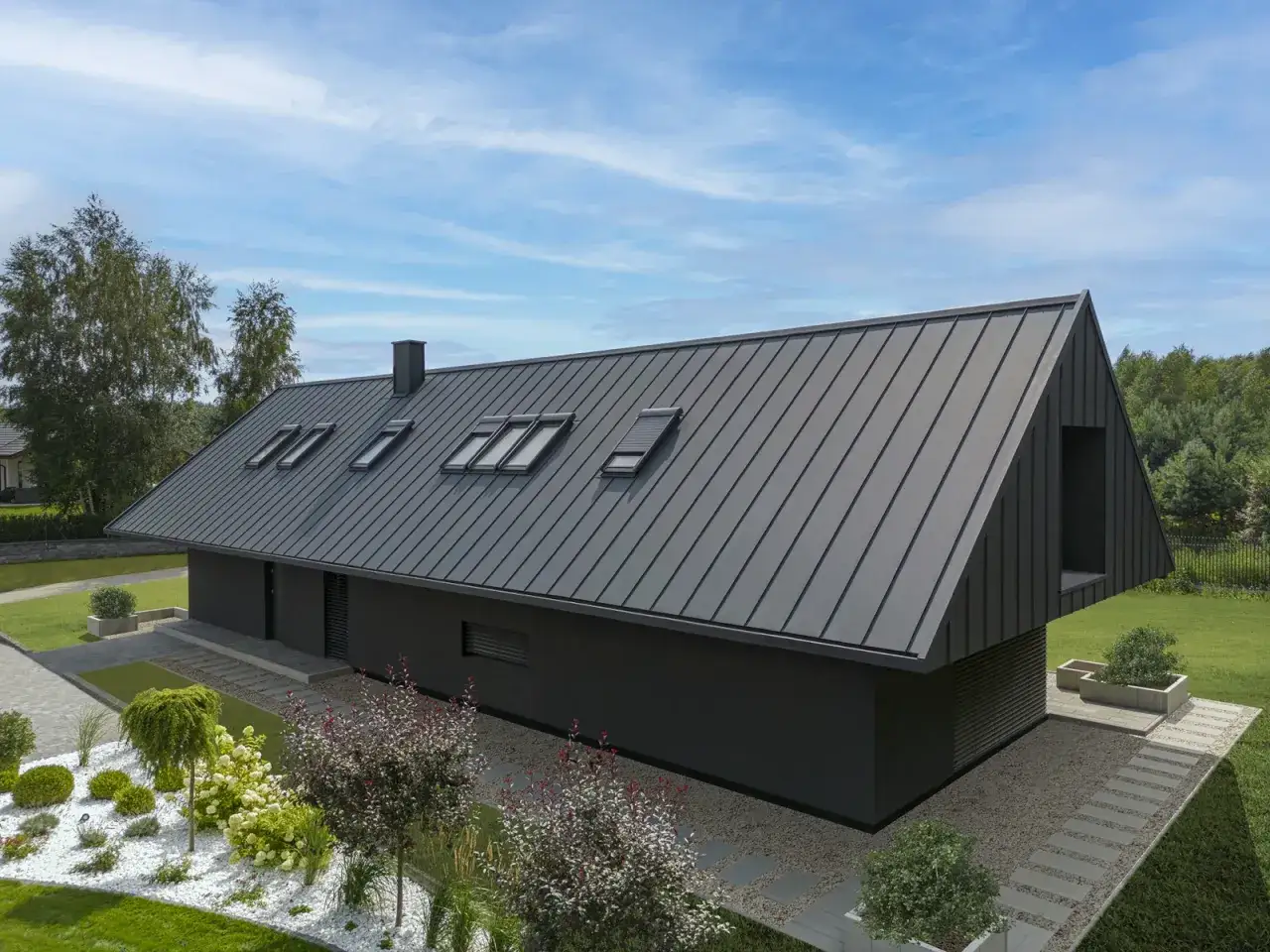 Nowoczesny dom z dachem z blachy na rąbek stojący. Wady takiego pokrycia mogą obejmować widoczne nier&oacute;wności lub odbarwienia, choć na tym zdjęciu dach wygląda nienagannie.