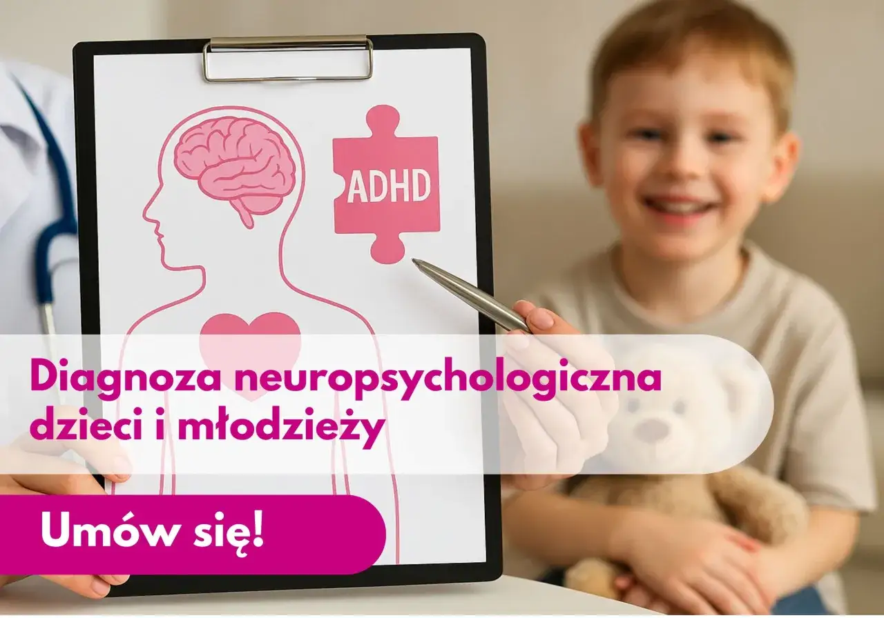 Jak zdiagnozować ADHD u dziecka? Specjalista wskazuje na schemat mózgu i symbol ADHD. Uśmiechnięty chłopiec z misiem. Umów się!