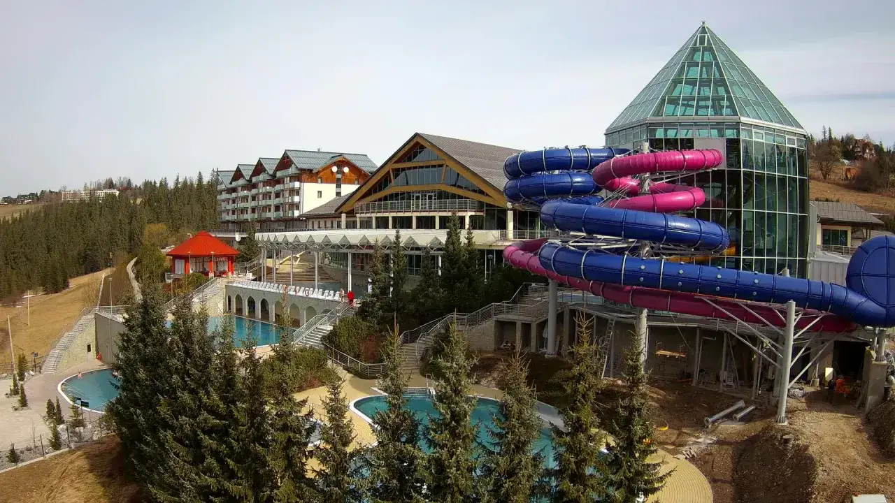 Widok z bukowina tatrzańska kamery na kompleks basenów i zjeżdżalni wodnych.