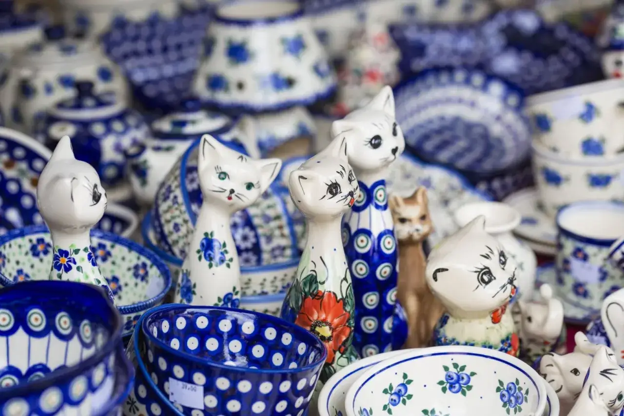 Urocze ceramiczne kotki i naczynia z bolesławieckiej ceramiki. Piękna polska pottery zdobiąca wnętrza.