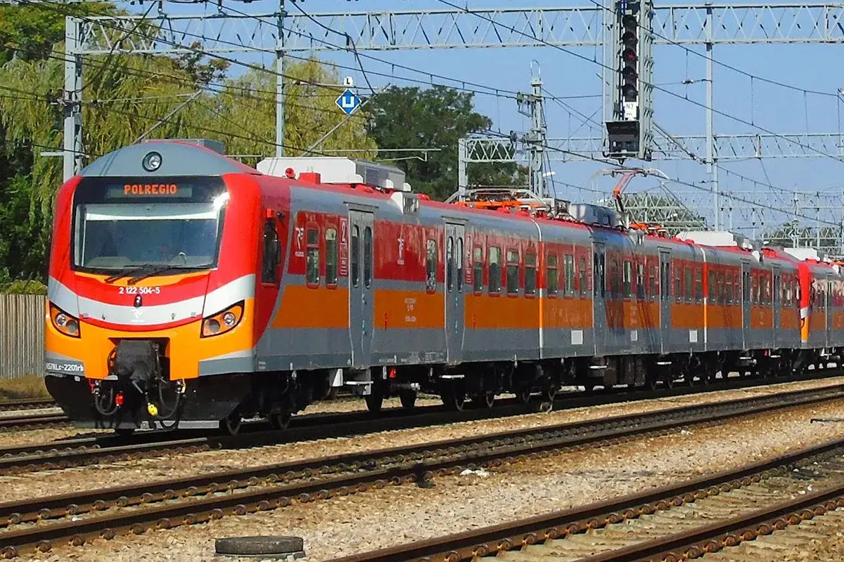 Pociąg Intercity vs Polregio por&oacute;wnanie