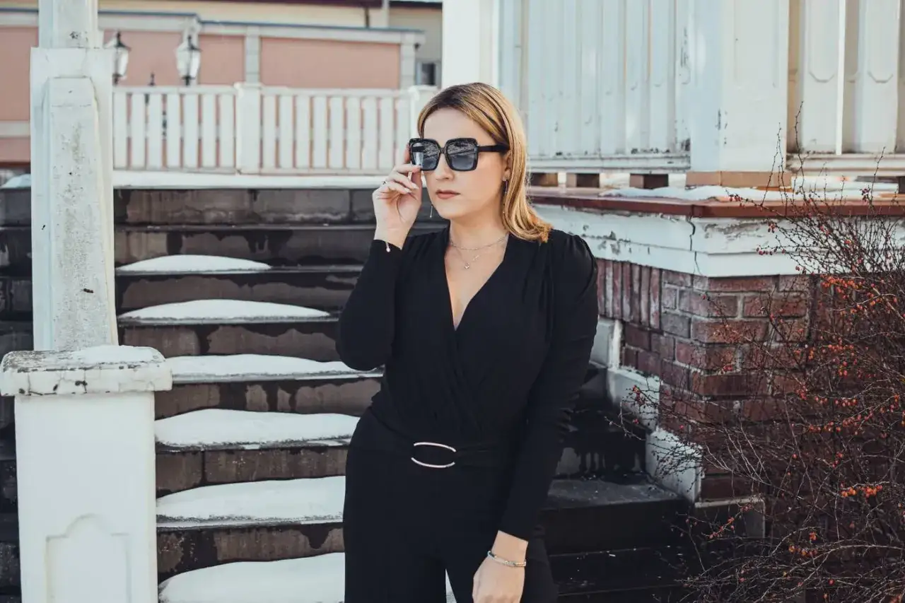 Kobieta w total black look