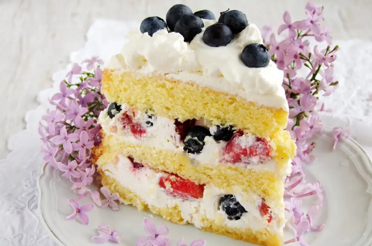 Pyszny tort z owocami leśnymi i bitą śmietaną. Idealny pomysł, co zrobić z serka mascarpone na deser.