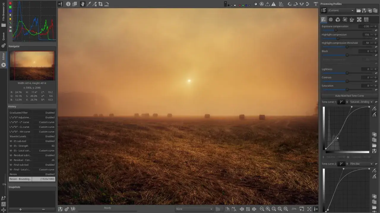 Mglisty poranek na polu z belami siana, edycja w programie do **raw therapee po polsku**.