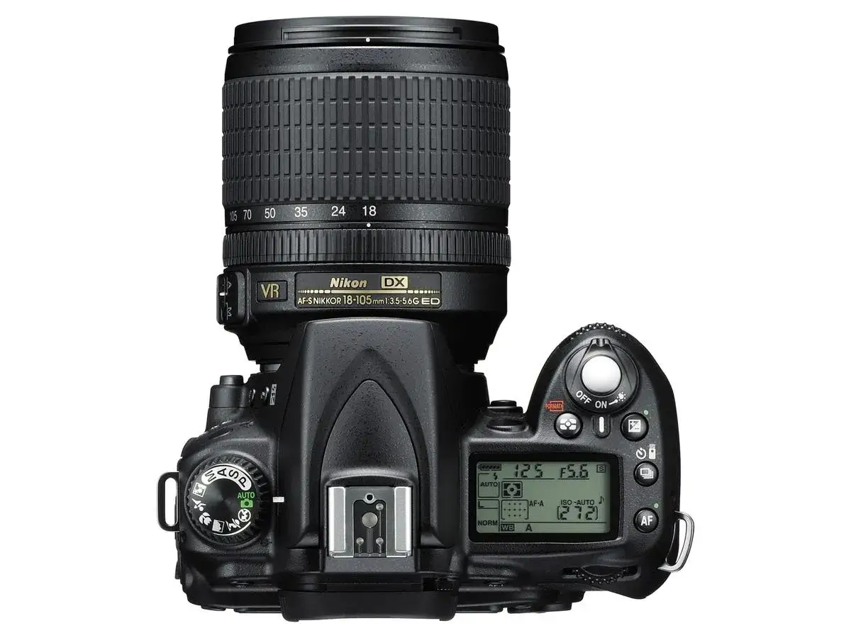 Nikon D90 z obiektywem 18-105mm. Dane techniczne aparatu widoczne na wyświetlaczu LCD.