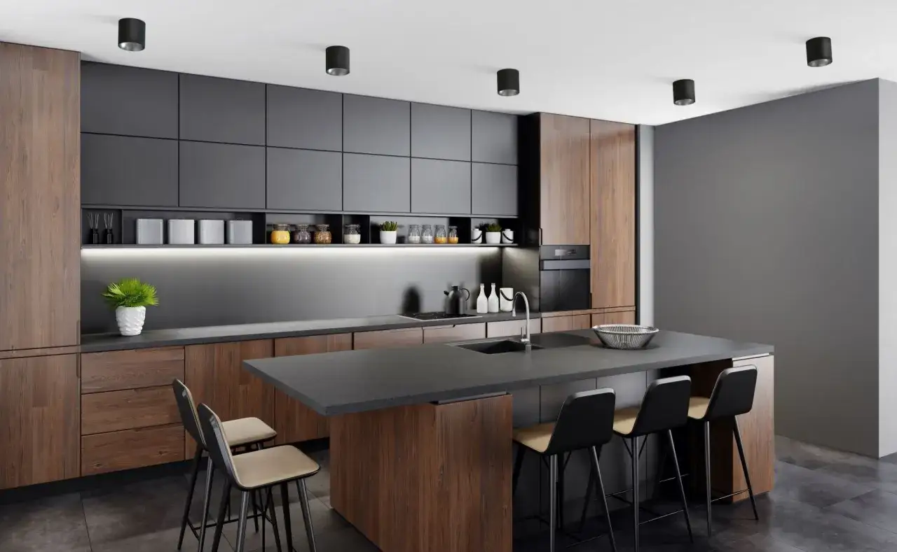 Nowoczesna kuchnia z drewnianymi frontami i czarnymi szafkami. Sufitowe lampy zapewniają idealne, jakie oświetlenie do kuchni.