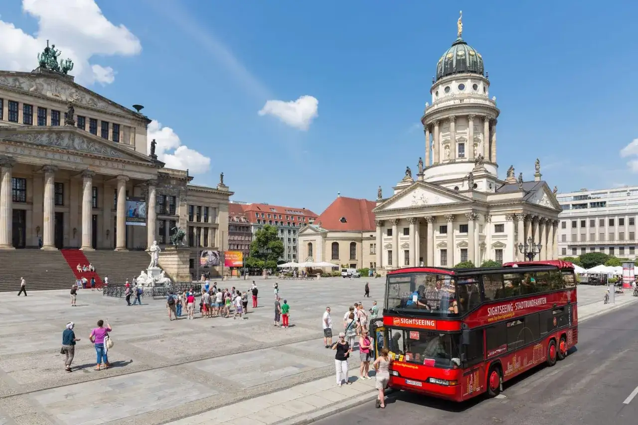 Zwiedzanie Berlina z czerwonego autobusu piętrowego to świetny sposób, by zobaczyć Gendarmenmarkt i dowiedzieć się, co robić w Berlinie.